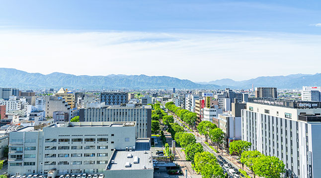 都市開発のイメージ（高層ビルと建設クレーン）